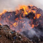 Przykład pożaru składowiska odpadów będący skutkiem nieuregulowanej sytuacji w zakresie zagospodarowania palnych frakcji odpadów komunalnych
